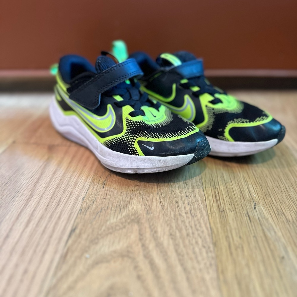 Nike Kids Black and Neon Green Sneakers